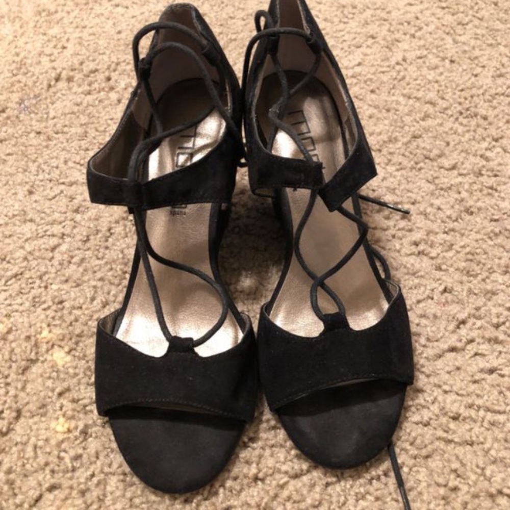 Black wedges